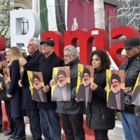 Des manifestants brandissant des affiches à l'effigie du chef du groupe terroriste chiite libanais du Hezbollah assassiné, Hassan Nasrallah, à Ramallah, le 23 février 2025. (Crédit : Capture d’écran X/Nurit Yohanan)