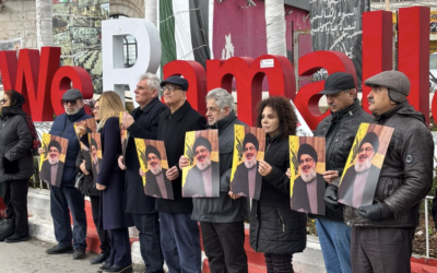 Des manifestants brandissant des affiches à l'effigie du chef du groupe terroriste chiite libanais du Hezbollah assassiné, Hassan Nasrallah, à Ramallah, le 23 février 2025. (Crédit : Capture d’écran X/Nurit Yohanan)