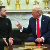 Le président américain Donald Trump et le président ukrainien Volodymyr Zelensky dans le Bureau ovale de la Maison Blanche, à Washington, le 28 février 2025. (Crédit : Saul Loeb/AFP)
