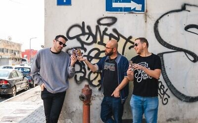 Les producteur de rap Roy Doron, Matan Sharon et Tomer Gershenman (à droite), après avoir fini de produire « Mitz LaMax », leur album de compilation de rap sorti en décembre 2024. (Crédit : Samuel Cotal)