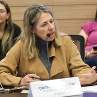 La procureure-générale adjointe Avital Sompolinsky s'exprime lors d'une audience de la commission de la Constitution et de la Justice, à la Knesset, sur la législation visant à modifier le processus de nomination du médiateur pour les juges, le 18 février 2025. (Crédit : Dani Shem-Tov / Bureau du porte-parole de la Knesset)