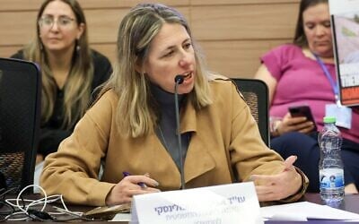 La procureure-générale adjointe Avital Sompolinsky s'exprime lors d'une audience de la commission de la Constitution et de la Justice, à la Knesset, sur la législation visant à modifier le processus de nomination du médiateur pour les juges, le 18 février 2025. (Crédit : Dani Shem-Tov / Bureau du porte-parole de la Knesset)