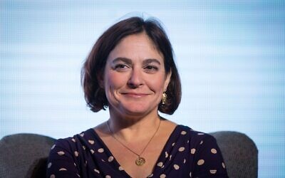 La rédactrice en chef du Jerusalem Post, Caroline Glick, s'exprimant lors de la conférence diplomatique du Jerusalem Post, à l'hôtel Waldorf Astoria, à Jérusalem, le 18 novembre 2015. (Crédit : Miriam Alster/Flash90)