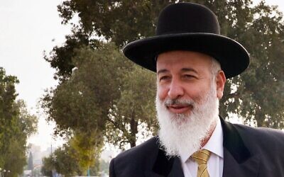L'ancien grand rabbin d'Israël Yona Metzger arrive à la prison de Maasiyahu à Ramla, pour purger une peine de trois ans et demi, le 1er mai 2017. (Crédit : Roy Alima/Flash90)