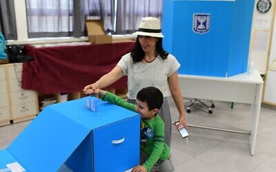 Des Israéliens votant, dans un bureau de vote de Tel Aviv, lors des élections législatives, le 23 mars 2021. (Crédit : Tomer Neuberg/Flash90)