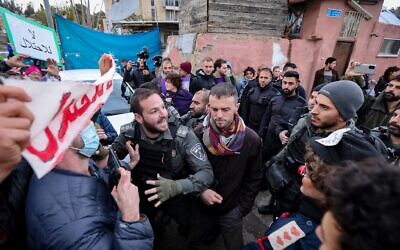 Des Palestiniens et des militants de gauche protestant contre l'expulsion de familles palestiniennes de leurs maisons, dans le quartier de Sheikh Jarrah, à Jérusalem-Est, le 24 décembre 2021. (Crédit : Yossi Zamir/Flash90)