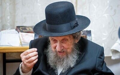 Le rabbin Dov Landau, directeur de la yeshiva Slabodka à Bnei Brak, arrive pour donner un cours à la yeshiva Mir, dans le quartier ultra-orthodoxe de Mea Shearim, à Jérusalem, le 19 septembre 2023 (Crédit : Arie Leib Abrams/Flash90).