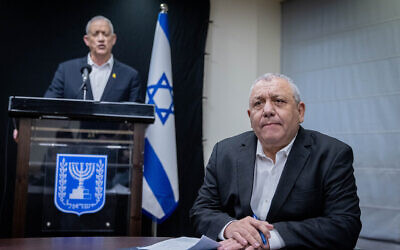 Les ministres du cabinet de guerre Gadi Eisenkot (à droite) et Benny Gantz tenant une conférence de presse, à la Knesset, à Jérusalem, le 26 février 2024. (Crédit : Chaïm Goldberg/Flash90)