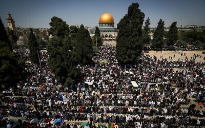 Des milliers de fidèles assistent à la dernière prière du vendredi du mois sacré musulman du Ramadan, à la mosquée Al Aqsa au sommet du mont du Temple dans la vieille ville de Jérusalem, le 5 avril 2024. (Crédit : Jamal Awad/Flash90)