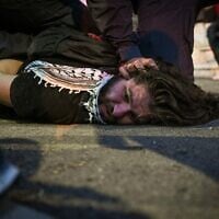 Des militants affrontent la police à Haïfa, dans le nord d'Israël, lors d'une manifestation contre la guerre à Gaza, le 30 mai 2024. (Crédit : Flash90)