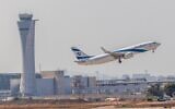 Un vol El Al décollant de l'aéroport Ben Gurion, à l'extérieur de Tel Aviv, le 25 août 2024. (Crédit : Yossi Aloni/Flash90)