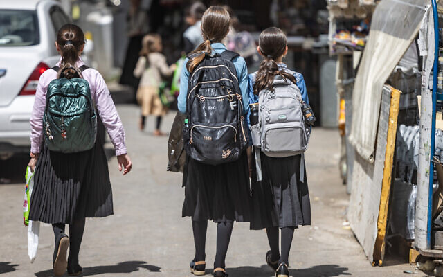 Des élèves ultra-orthodoxes marchent dans la rue, dans le quartier de Mea Shearim, à Jérusalem, le 4 septembre 2024. (Crédit : Chaim Goldberg/Flash90)