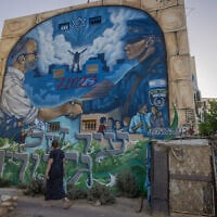 Une fresque murale dans le quartier de Mishor Hagefen, à Ofakim, rend hommage aux personnes tuées lors du massacre du 7 octobre 2023, le 19 septembre 2024. (Chaim Goldberg/Flash90)