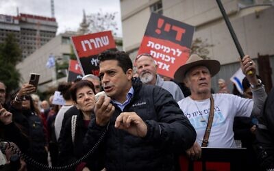 Amichaï Chikli participant à une manifestation devant le tribunal de Tel Aviv, le 27 novembre 2024. (Crédit : Miriam Alster/Flash90)