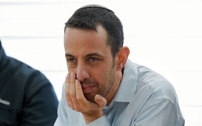 Le député Ariel Kallner assiste à une réunion de la commission des affaires étrangères et de la défense au Conseil régional du Golan, dans le nord d'Israël, le 5 janvier 2025. (Crédit : Ayal Margolin/Flash90)