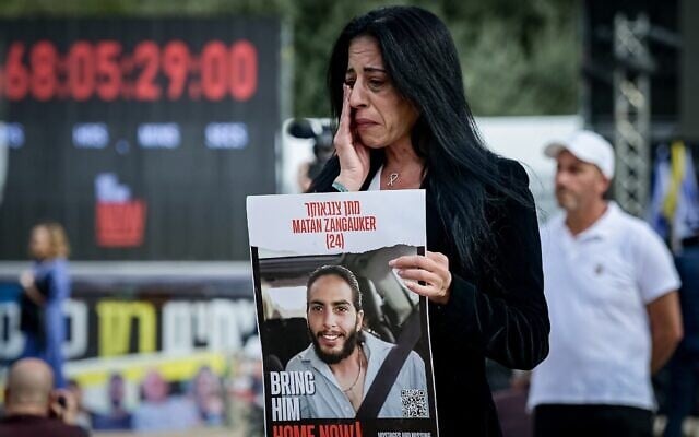 Einav Zanguaker lors d'une conférence de presse, à Tel Aviv, le 17 janvier 2024. (Crédit : Avshalom Sassoni/Flash90) Einav Zanguaker lors d'une conférence de presse, à Tel Aviv, le 17 janvier 2024. (Crédit : Avshalom Sassoni/Flash90)