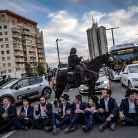 Des extrémistes ultra-orthodoxes opposés à la circonscription s'opposent à la police devant les lieux d'une conférence concernant les soldats haredi, à Jérusalem, le 28 janvier 2025. (Chaim Goldberg/Flash90)