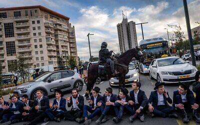 Des extrémistes ultra-orthodoxes opposés à la circonscription s'opposent à la police devant les lieux d'une conférence concernant les soldats haredi, à Jérusalem, le 28 janvier 2025. (Chaim Goldberg/Flash90)