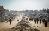 Des Palestiniens déplacés retournant chez eux dans le nord de la bande de Gaza dans le cadre d'un accord de cessez-le-feu entre Israël et le Hamas, le 29 janvier 2025. (Crédit : Khalil Kahlout/Flash90)
