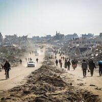Des Palestiniens déplacés retournent chez eux dans le nord de la bande de Gaza dans le cadre d'un accord de cessez-le-feu entre Israël et le Hamas, le 29 janvier 2025. (Khalil Kahlout/Flash90)