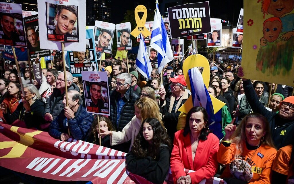 Illustration : Des Israéliens manifestant pour la libération des Israéliens retenus en otage par les terroristes du Hamas à Gaza, sur la Place des Otages, à Tel Aviv, le 1er février 2025. (Crédit : Avshalom Sassoni/Flash90)
