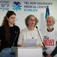 La famille de l'otage libéré Keith Siegel en conférence de presse au centre hospitalier d'Ichilov le 3 février 2025. (Crédit : Avshalom Sassoni/Flash90)