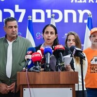 Des proches de l'ex-otage Yarden Bibas et des otages Shiri, Ariel et Kfir Bibas lors d'une conférence de presse à l'hôpital Sheba de Ramat Gan le 3 février 2025. (De gauche à droite) Eli Bibas, Ofri Bibas Levy, Dana Silberman Sitton, Jimmy Miller. (Crédit : Avshalom Sassoni/Flash90)