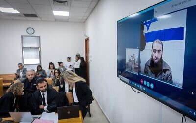 Wasim a-Sayed sur un écran lors d'une audience au tribunal de district de Jérusalem, le 3 février 2025. (Crédit : Chaim Goldberg/Flash90)