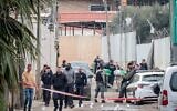 La police sur les lieux où un garçon de 14 ans a été tué par balle à Lod, dans le centre d'Israël, le 3 février 2025. (Yossi Aloni/Flash90)