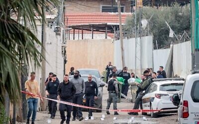 La police sur les lieux où un garçon de 14 ans a été tué par balle à Lod, dans le centre d'Israël, le 3 février 2025. (Yossi Aloni/Flash90)