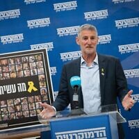 Le président du parti Les Démocrates Yair Golan s'exprime en amont d'une réunion de son parti à la Knesset, à Jérusalem, le 3 février 2025. (Yonatan Sindel/Flash90)