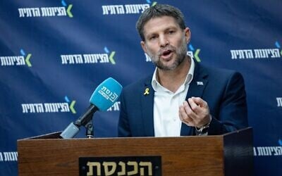 Le ministre des Finances Bezalel Smotrich dirige une réunion du parti HaTzionout HaDatit à la Knesset à Jérusalem, le 3 février 2025. (Yonatan Sindel/Flash90)