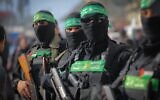 Des membres de l'aile militaire du Hamas assistent aux funérailles de Ghazi Abu Tamaa, membre du conseil militaire du Hamas, à la mosquée Al-Hajj Musa à Khan Younis, Deir al-Balah, au centre de la bande de Gaza, le 4 février 2025. (Crédit : Ali Hassan/Flash90)