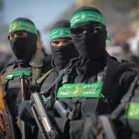 Des membres de l'aile militaire du Hamas assistent aux funérailles de Ghazi Abu Tamaa, membre du conseil militaire du Hamas, à la mosquée Al-Hajj Musa à Khan Younis, Deir al-Balah, au centre de la bande de Gaza, le 4 février 2025. (Crédit : Ali Hassan/Flash90)