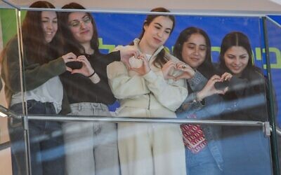 De gauche à droite : Naama Levy, Karina Ariev, Agam Berger, Liri Albag et Daniella Gilboa assistant à un concert en leur honneur, à l'hôpital Beilinson de Petah Tikva, le 4 février 2025. (Crédit : Avshalom Sassoni/Flash90)