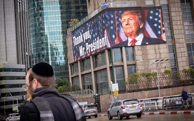 Un grand panneau d'affichage , le long de l'autoroute Ayalon à Tel Aviv, remercie le président américain Donald Trump, le 5 février 2025. (Crédit : Miriam Alster/Flash90)