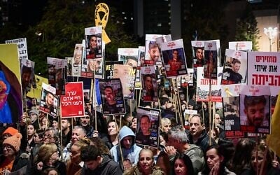Des personnes manifestent pour la libération des Israéliens retenus en otage par le groupe terroriste du Hamas à Gaza, sur la Place des Otages à Tel Aviv, le 8 février 2025. (Avshalom Sassoni/Flash90)