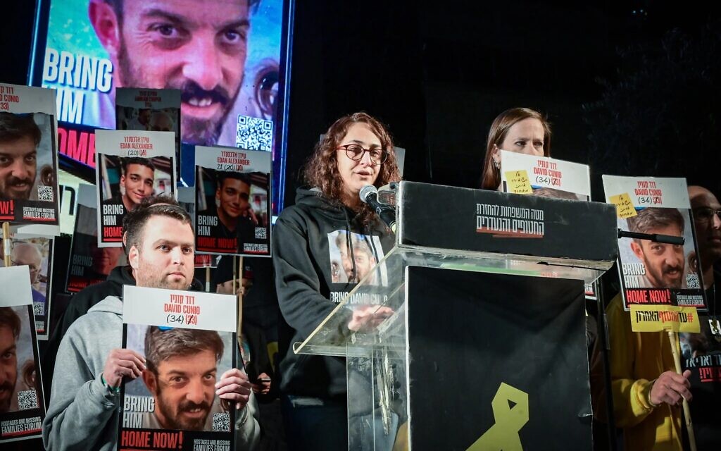 L'otage libérée Sharon Alony Cunio, dont le mari David Cunio est toujours détenu à Gaza, s'exprime lors d'un rassemblement sur la place des otages de Tel Aviv, le 8 février 2025. (Crédit : Avshalom Sassoni/Flash90)