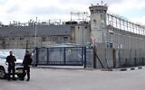 Les forces de sécurité israéliennes montant la garde à la prison d'Ofer, d'où seront libérés les terroristes palestiniens condamnés dans le cadre de l'accord de cessez-le-feu entre Israël et le Hamas, le 8 février 2025. (Crédit : Jamal Awad/Flash90)