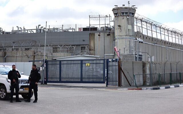 Les forces de sécurité israéliennes montant la garde à la prison d'Ofer, d'où seront libérés les terroristes palestiniens condamnés dans le cadre de l'accord de cessez-le-feu entre Israël et le Hamas, le 8 février 2025. (Crédit : Jamal Awad/Flash90) Les forces de sécurité israéliennes montant la garde à la prison d'Ofer, d'où seront libérés les terroristes palestiniens condamnés dans le cadre de l'accord de cessez-le-feu entre Israël et le Hamas, le 8 février 2025. (Crédit : Jamal Awad/Flash90)