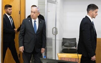 Le Premier ministre Benjamin Netanyahu arrive au tribunal de district de Tel Aviv pour témoigner dans son procès pénal, le 10 février 2025. (Crédit : Tomer Appelbaum/POOL)