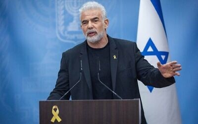 Le chef de l'opposition et du parti Yesh Atid, le député Yaïr Lapid, dirigeant une réunion de sa faction, à la Knesset, le 10 février 2025. (Crédit : Yonatan Sindel/Flash90)