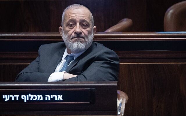 Le député Aryeh Deri assistant à une séance plénière, à la Knesset, à Jérusalem le 10 février 2025. (Crédit : Yonatan Sindel/Flash90)