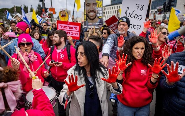 Des membres des familles d'Israéliens retenus en otage dans la bande de Gaza et des militants protestent pour la libération de tous les otages de Gaza, devant le bureau du Premier ministre à Jérusalem, le 11 février 2025. (Crédit : Yonatan Sindel/Flash90)