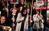 Einav Zangauker, la mère de l'otage Matan Zangauker, s'exprime lors d'une manifestation pour la libération des prisonniers de Gaza, à Tel Aviv, le 15 février 2025. (Crédit : Avshalom Sassoni/Flash90)