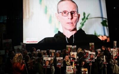 L’ex-otage Ohad Ben Ami s'exprimant dans une vidéo préenregistrée diffusée lors d'une manifestation, sur la Place des Otages, à Tel Aviv, le 15 février 2025. (Crédit : Avshalom Sassoni/Flash90)