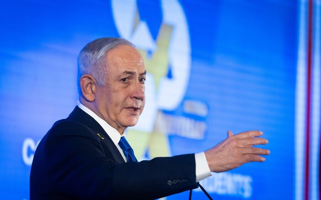 Le Premier ministre Benjamin Netanyahu assiste à une conférence rassemblant les présidents des principales organisations juives américaines à Jérusalem, le 16 février 2025. (Chaim Goldberg/Flash90)