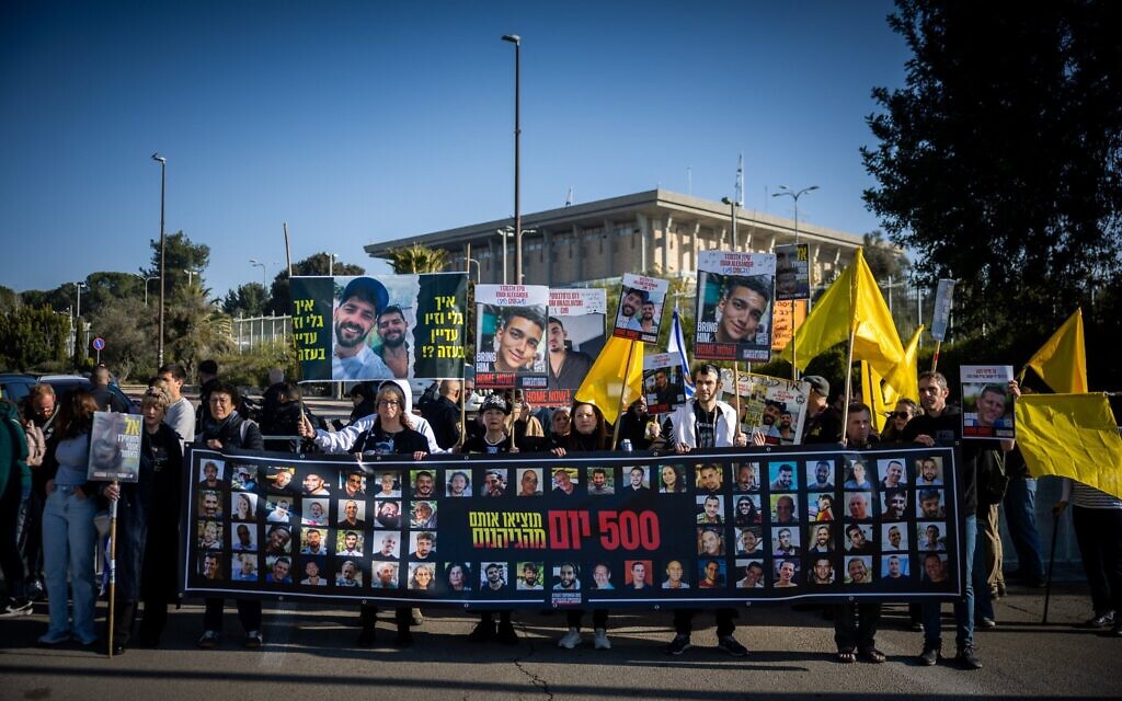 Des familles d'otages détenus dans la bande de Gaza marchent vers la Knesset à Jérusalem, marquant les 500 jours depuis le début de la guerre entre Israël et le Hamas, le 17 février 2025. (Chaim Goldberg / Flash90)