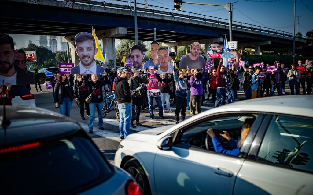 Des Israéliens bloquent une route principale à Tel Aviv pour demander la libération des otages détenus par le Hamas dans la bande de Gaza, le 17 février 2025. (Erik Marmor/Flash90)
