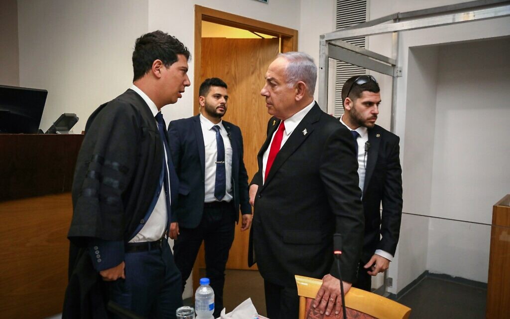 Le Premier ministre Benjamin Netanyahu, à droite, et son avocat Amit Hadad arrivent dans la salle d'audience du tribunal du district de Tel Aviv pour le dixième jour de témoignage du Premier ministre dans son procès pour corruption, le 17 février 2025. (Gideon Markowicz/POOL)
